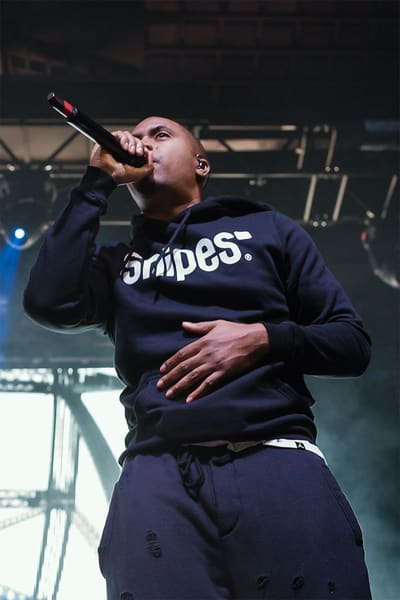 Nas singing on stage